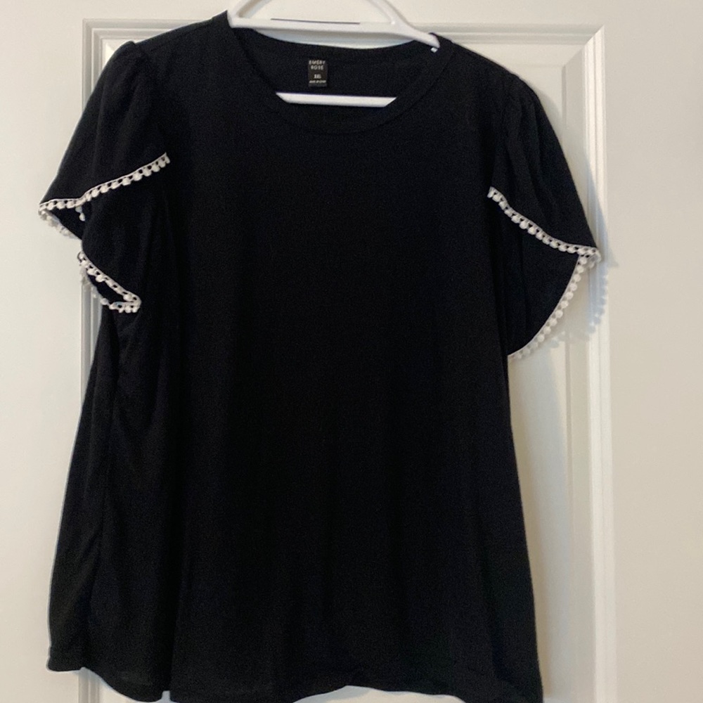 Cute shirt with detailed sleeves